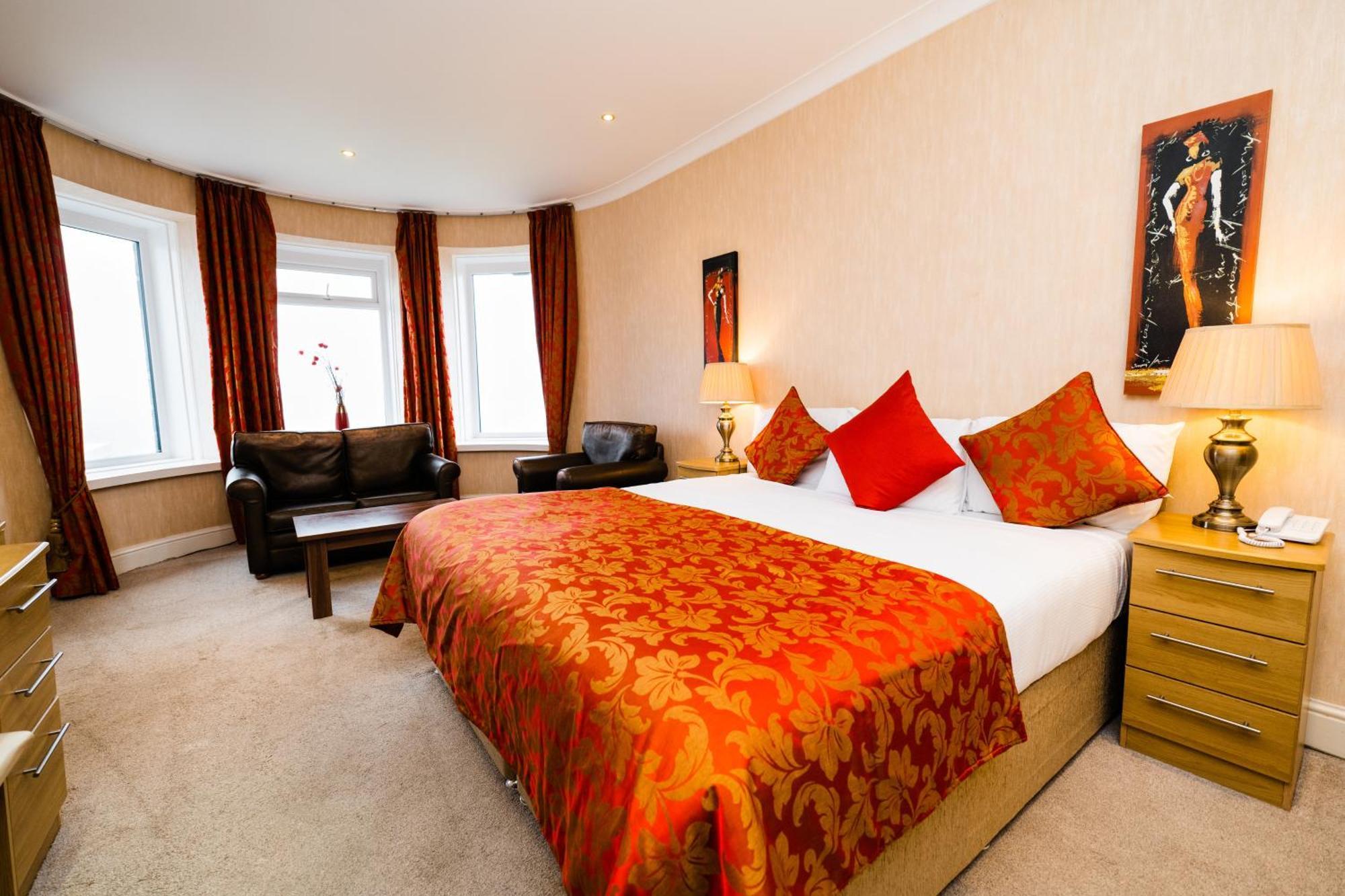 Raven Hall 3*