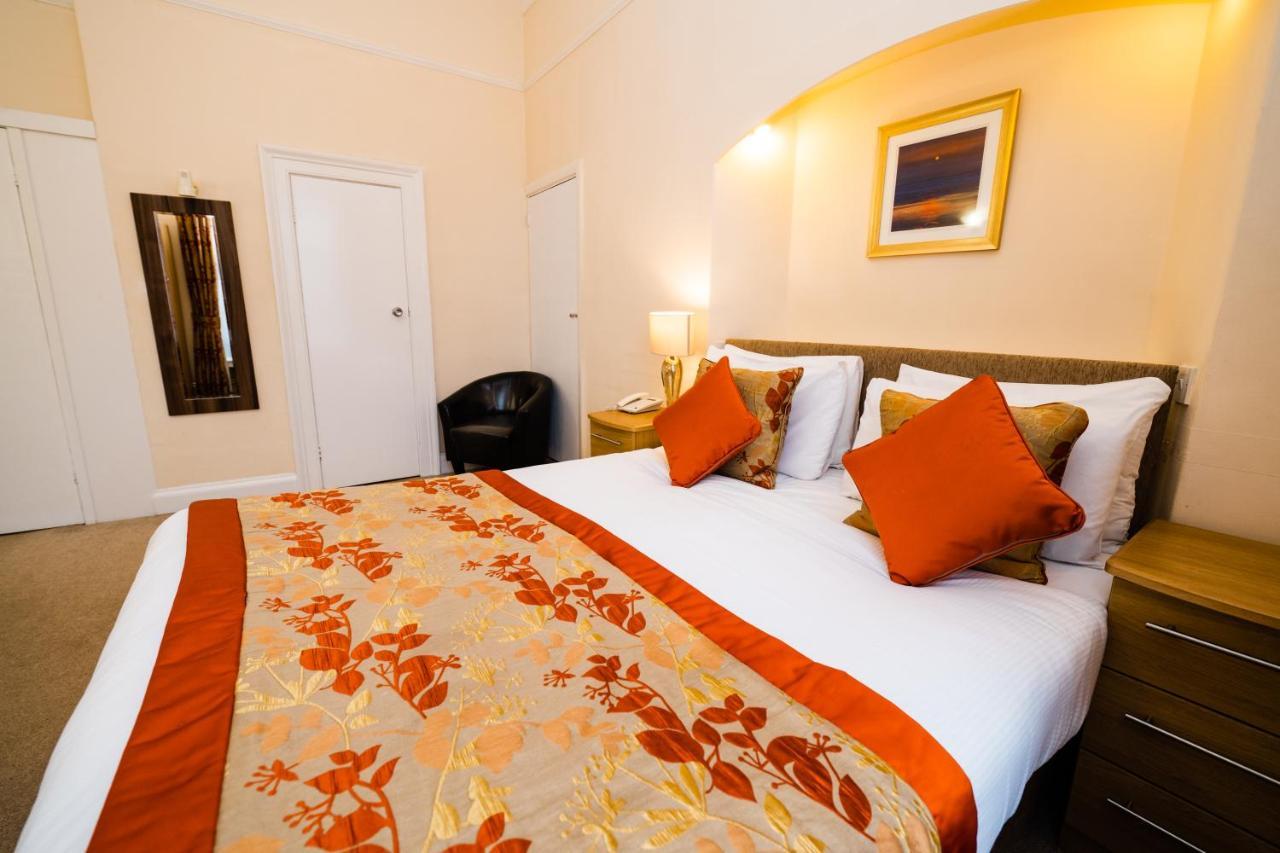Raven Hall 3*