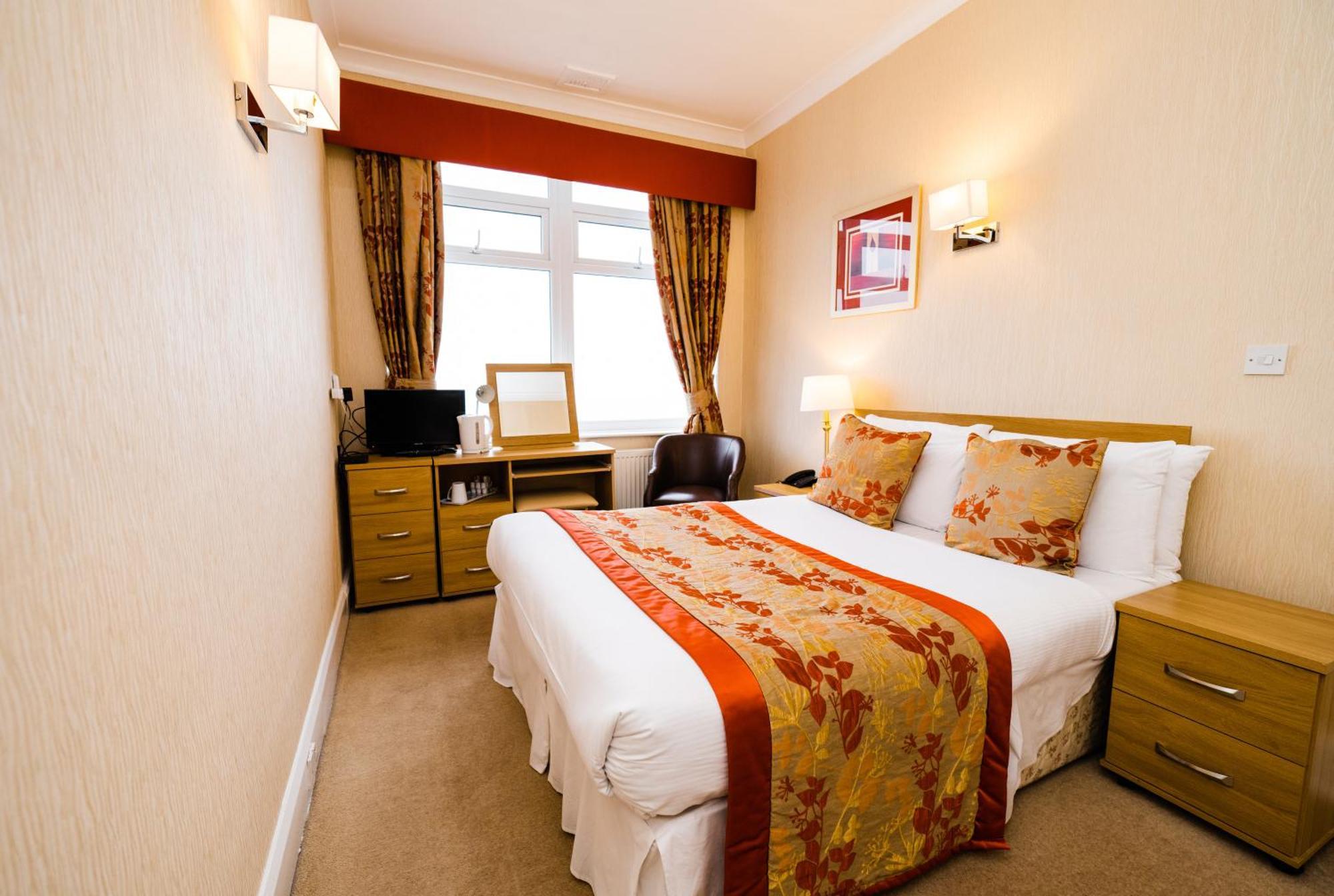 Raven Hall 3*